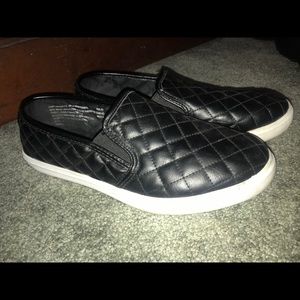 Time & Tru Black Women’s Slip-On Shoes